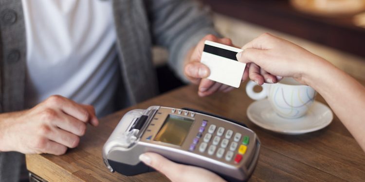 В НБУ повідомили, що третина безготівкових розрахунків платіжними картками у pos-терміналах відбувається безконтактно