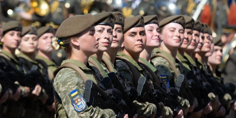 Українок ставитимуть на військовий облік: кого торкнеться